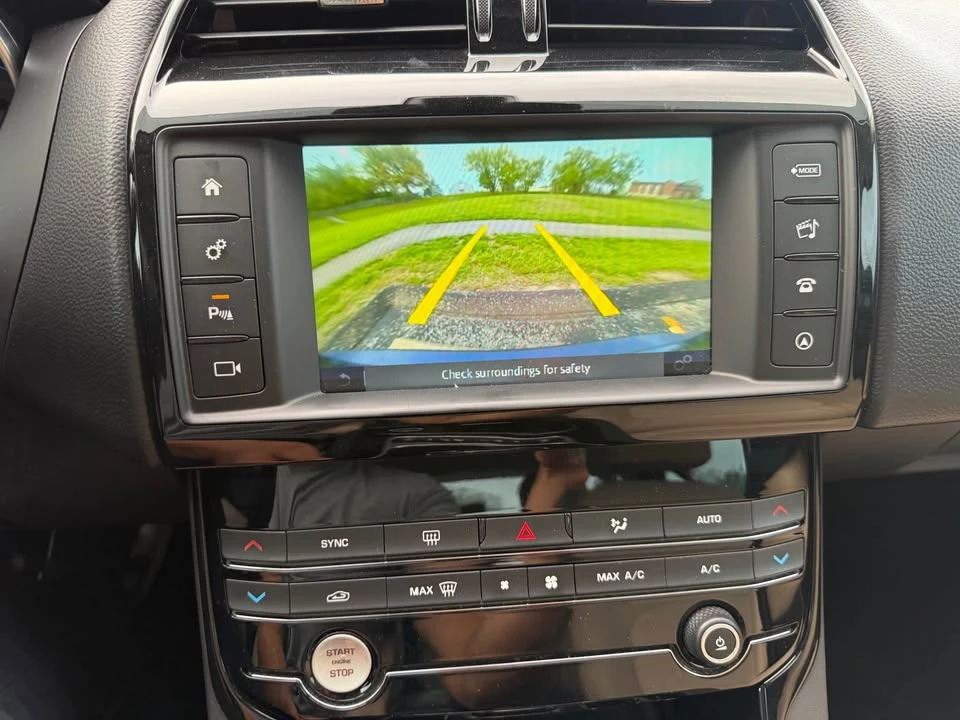 2018 Jaguar XE - Image 15 of 17