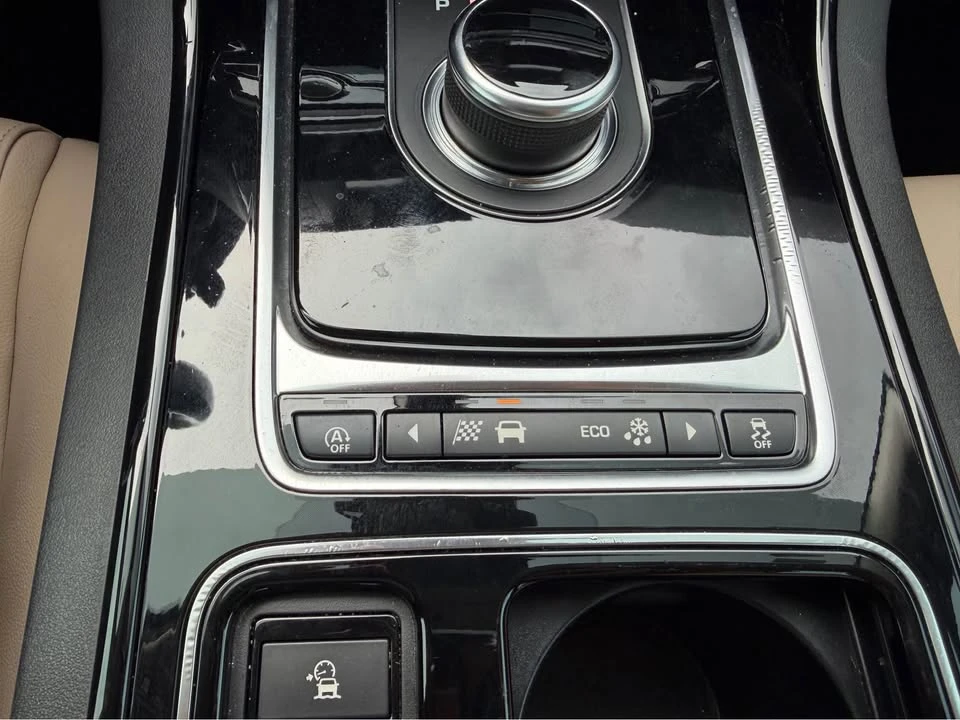 2018 Jaguar XE - Image 14 of 17