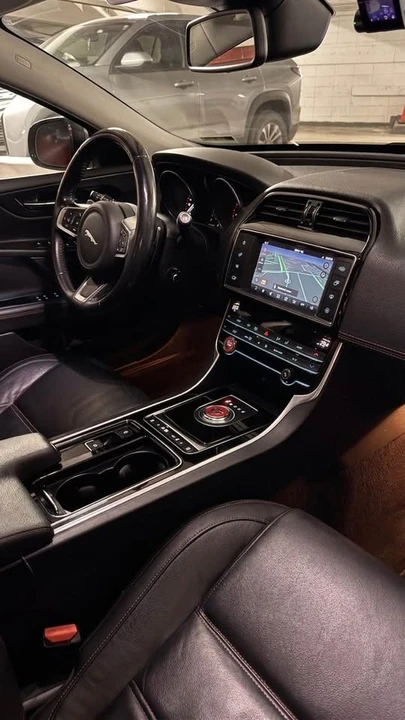 2018 Jaguar XE - Image 3 of 4