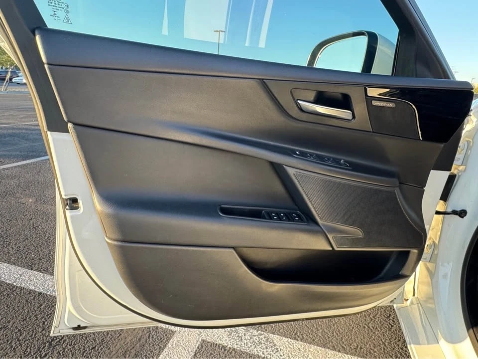 2018 Jaguar XE - Image 4 of 11