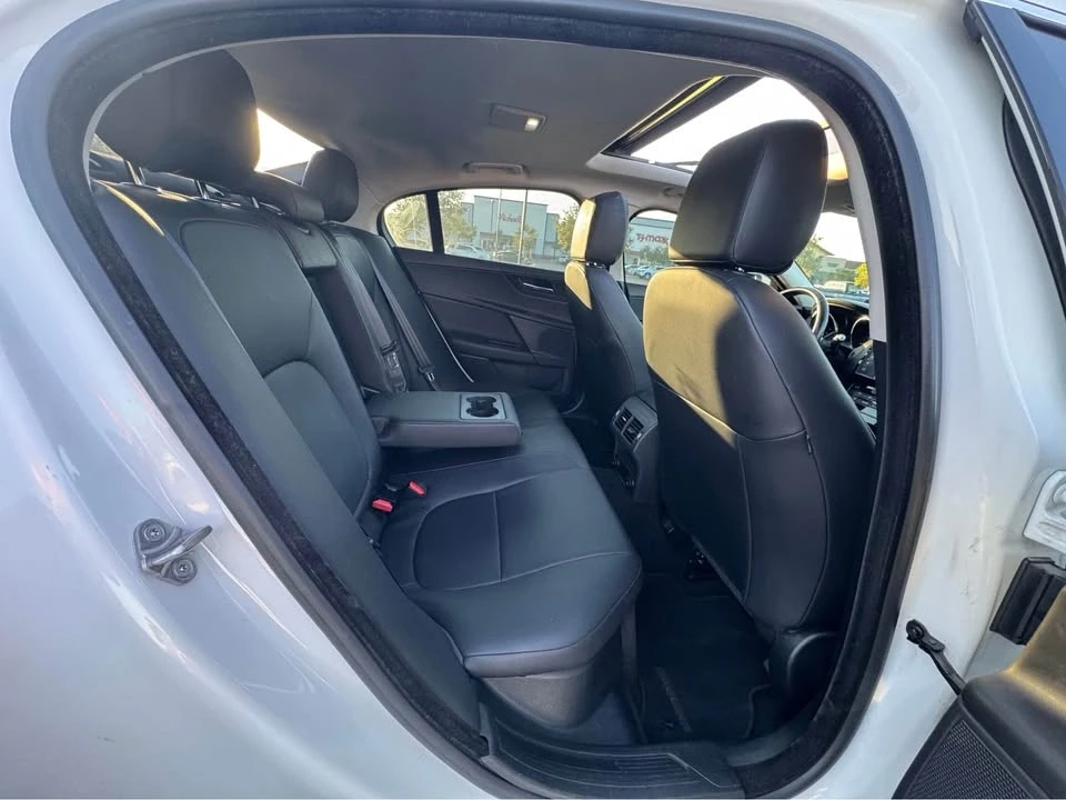 2018 Jaguar XE - Image 8 of 11