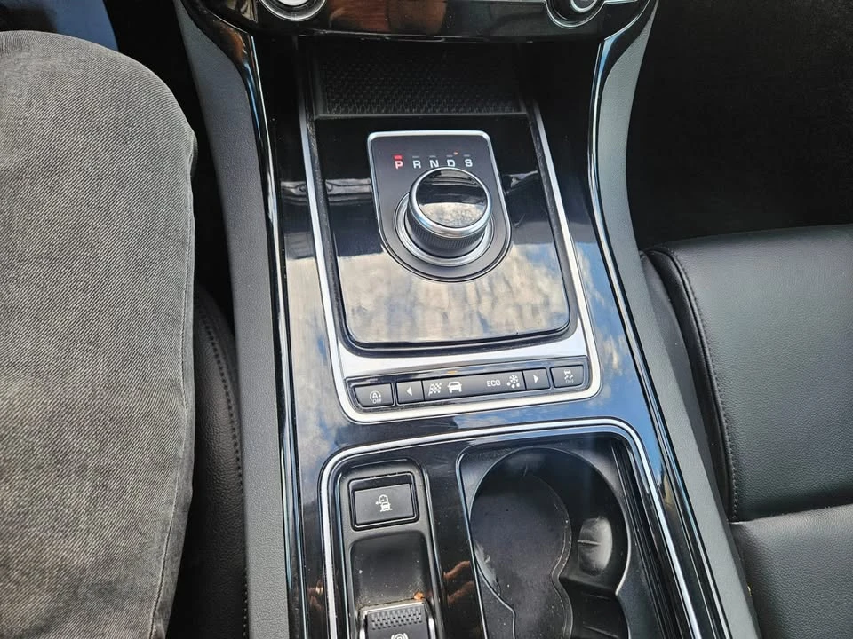2018 Jaguar XE - Image 10 of 13