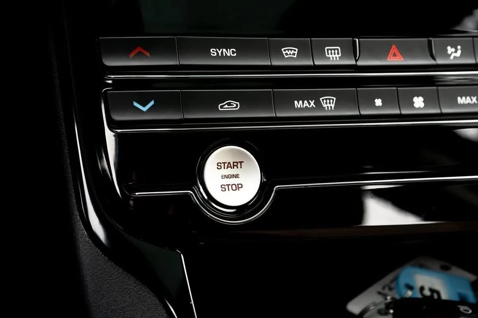 2018 Jaguar XE - Image 6 of 15