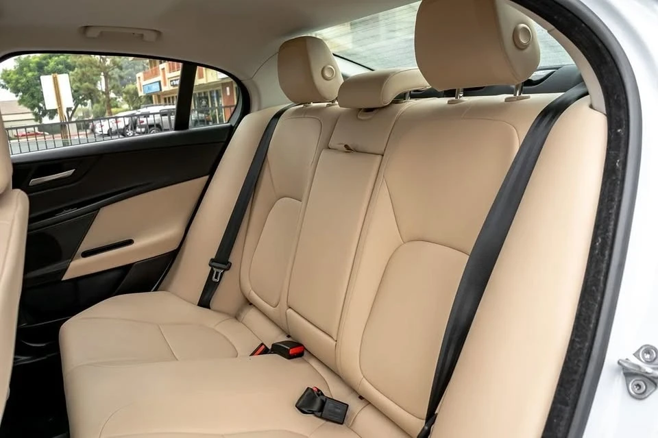 2018 Jaguar XE - Image 2 of 15