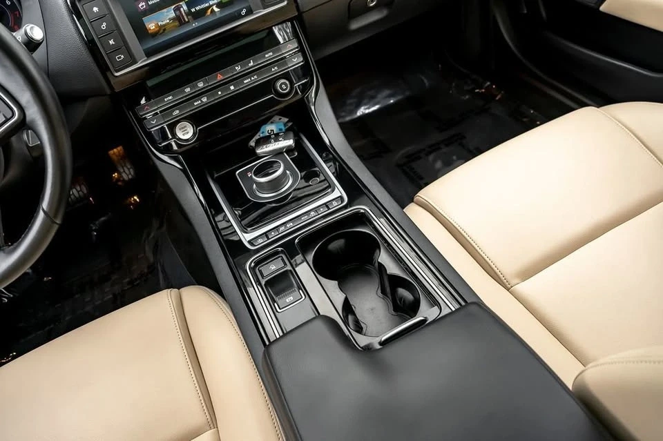 2018 Jaguar XE - Image 10 of 15