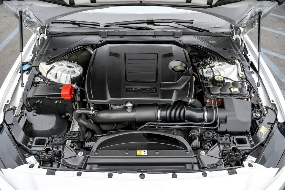 2018 Jaguar XE - Image 10 of 13