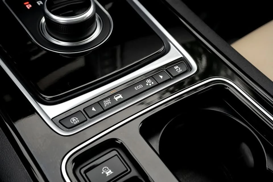 2018 Jaguar XE - Image 6 of 13