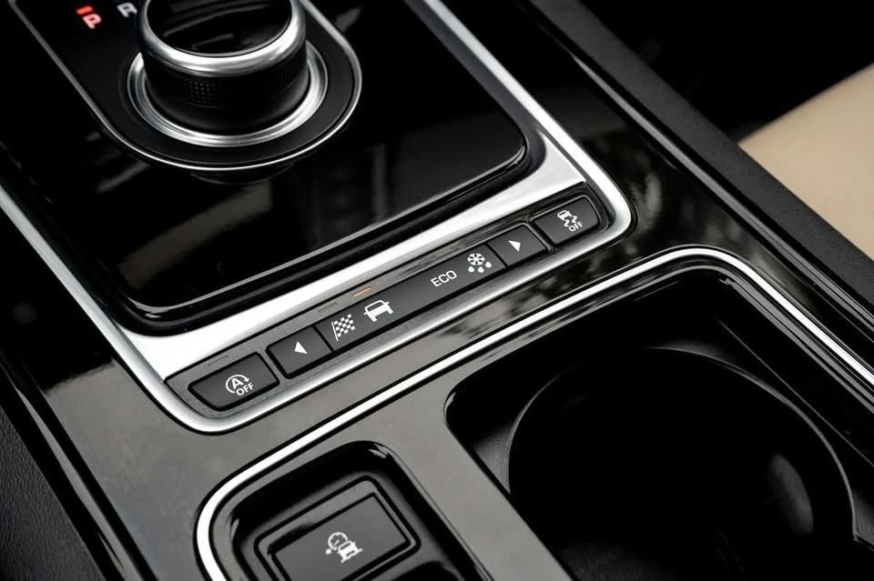 2018 Jaguar XE - Image 6 of 15