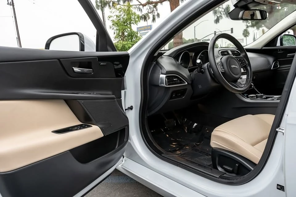 2018 Jaguar XE - Image 2 of 13
