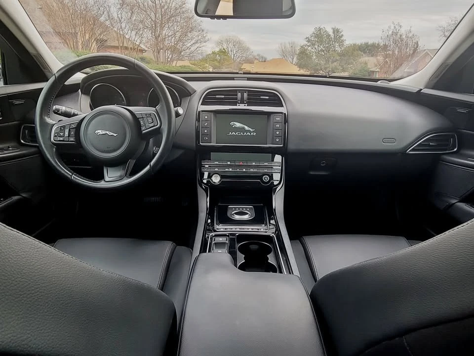 2018 Jaguar XE - Image 8 of 10