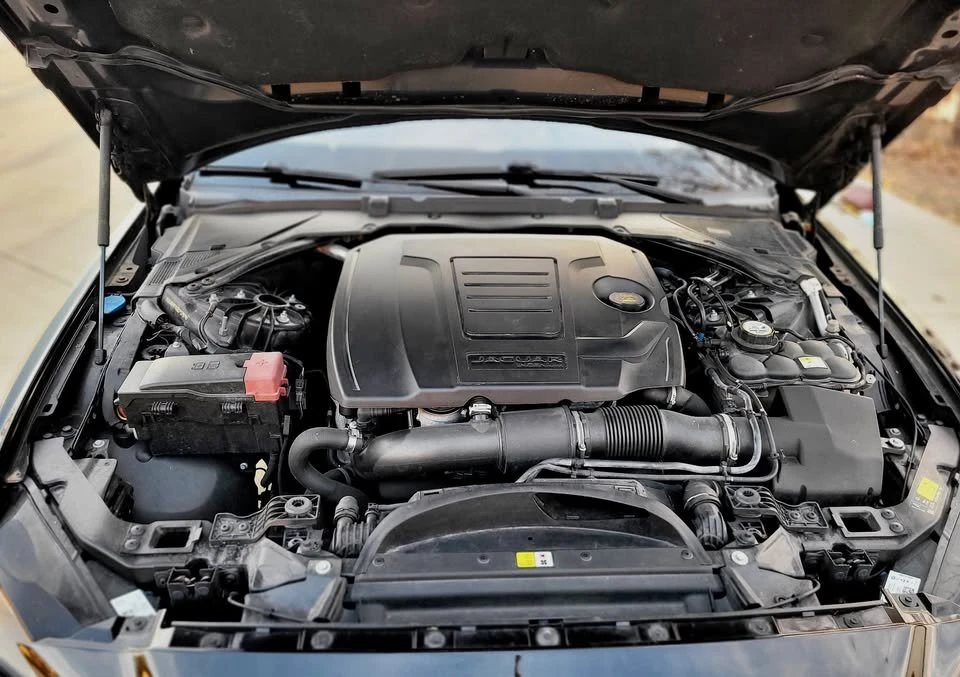 2018 Jaguar XE - Image 7 of 10