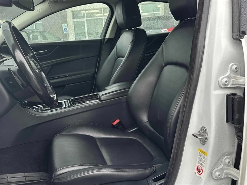2018 Jaguar XE - Image 13 of 16
