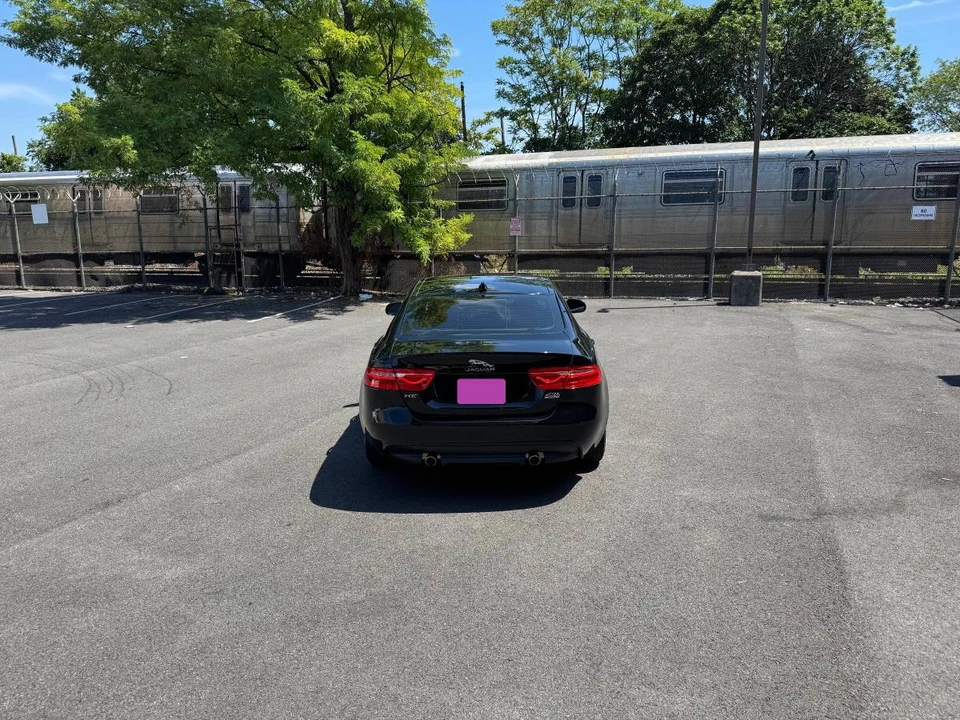 2018 Jaguar XE - Image 8 of 20