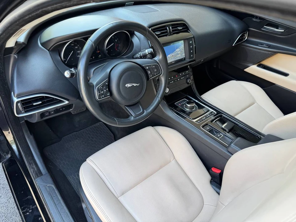 2018 Jaguar XE - Image 10 of 20