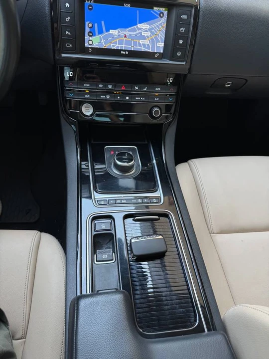 2018 Jaguar XE - Image 16 of 20