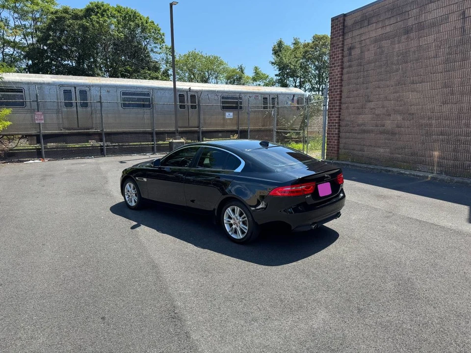 2018 Jaguar XE - Image 7 of 20