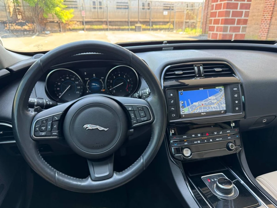 2018 Jaguar XE - Image 13 of 20