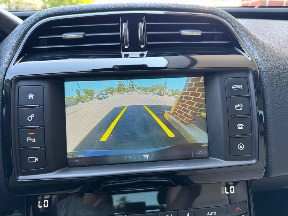 2018 Jaguar XE - Image 15 of 20