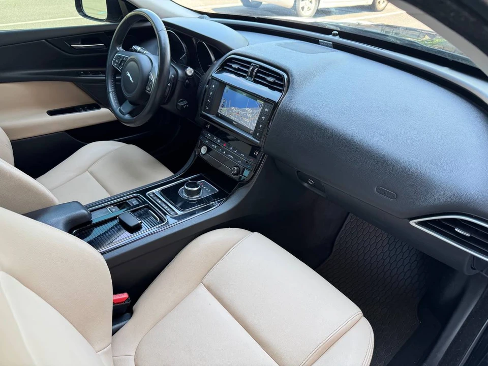 2018 Jaguar XE - Image 17 of 20