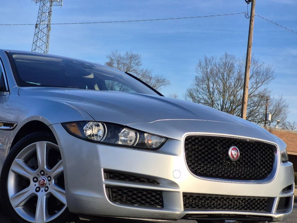2018 Jaguar XE - Image 9 of 21
