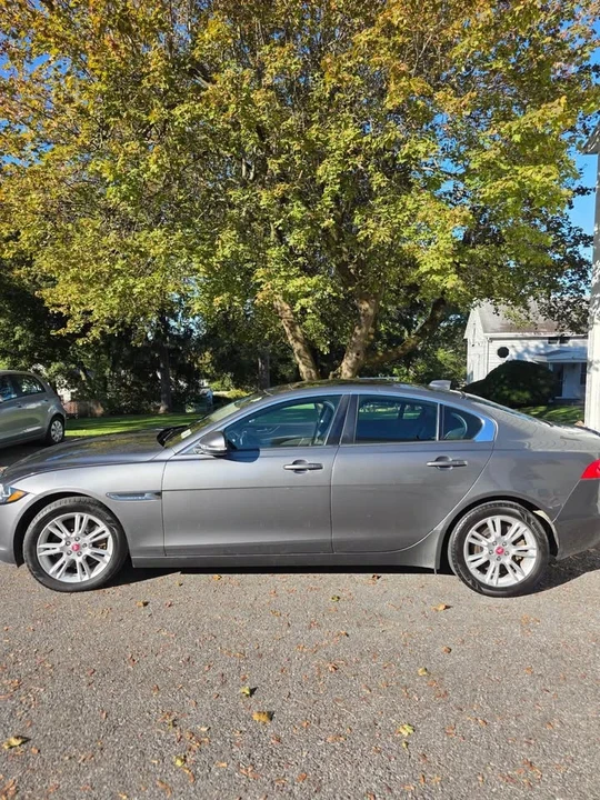 2018 Jaguar XE - Image 2 of 11
