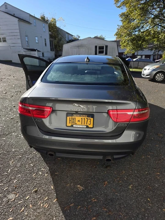 2018 Jaguar XE - Image 2 of 11