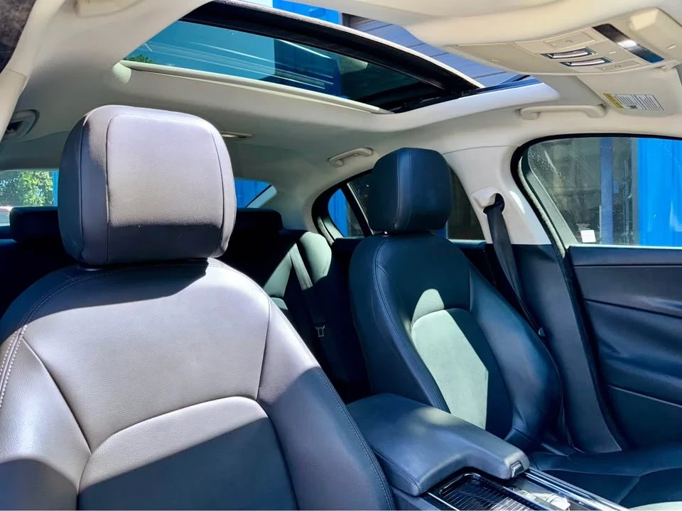 2018 Jaguar XE - Image 11 of 19