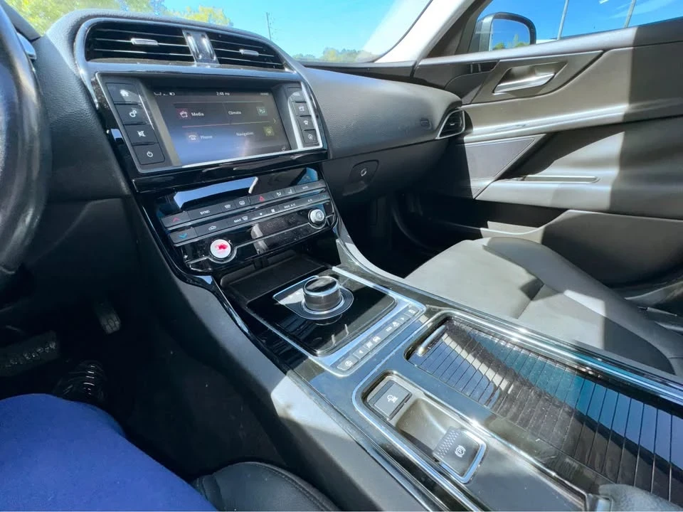 2018 Jaguar XE - Image 14 of 19