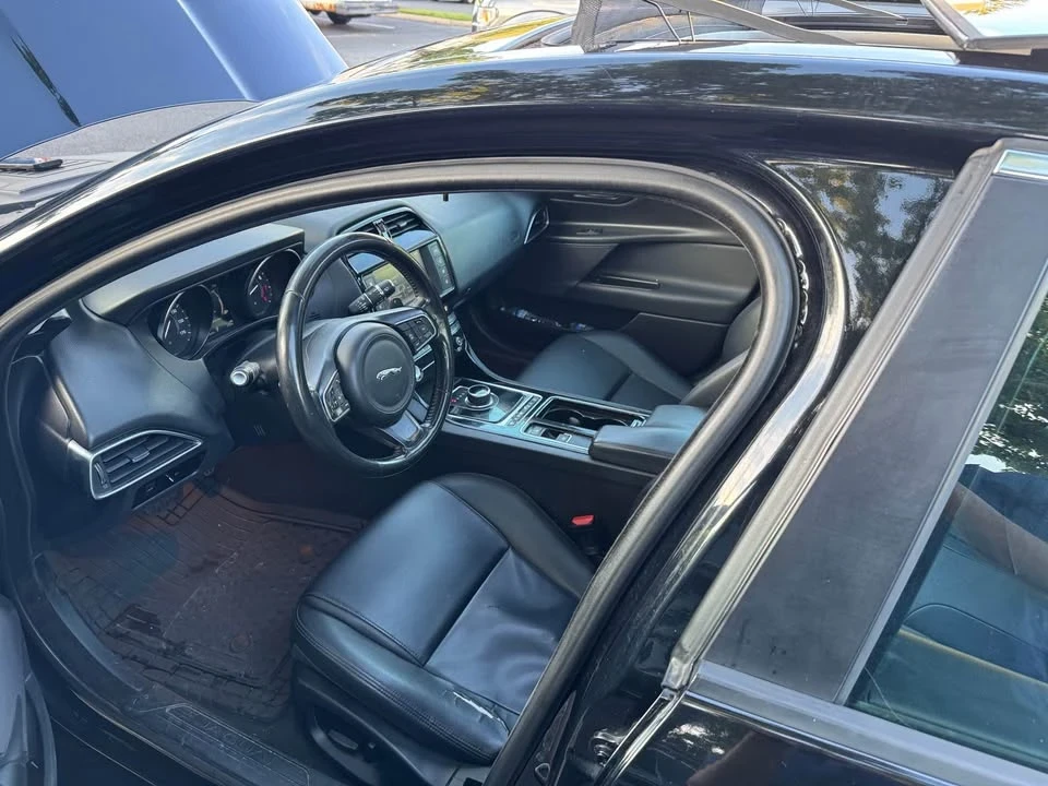 2018 Jaguar XE - Image 4 of 9
