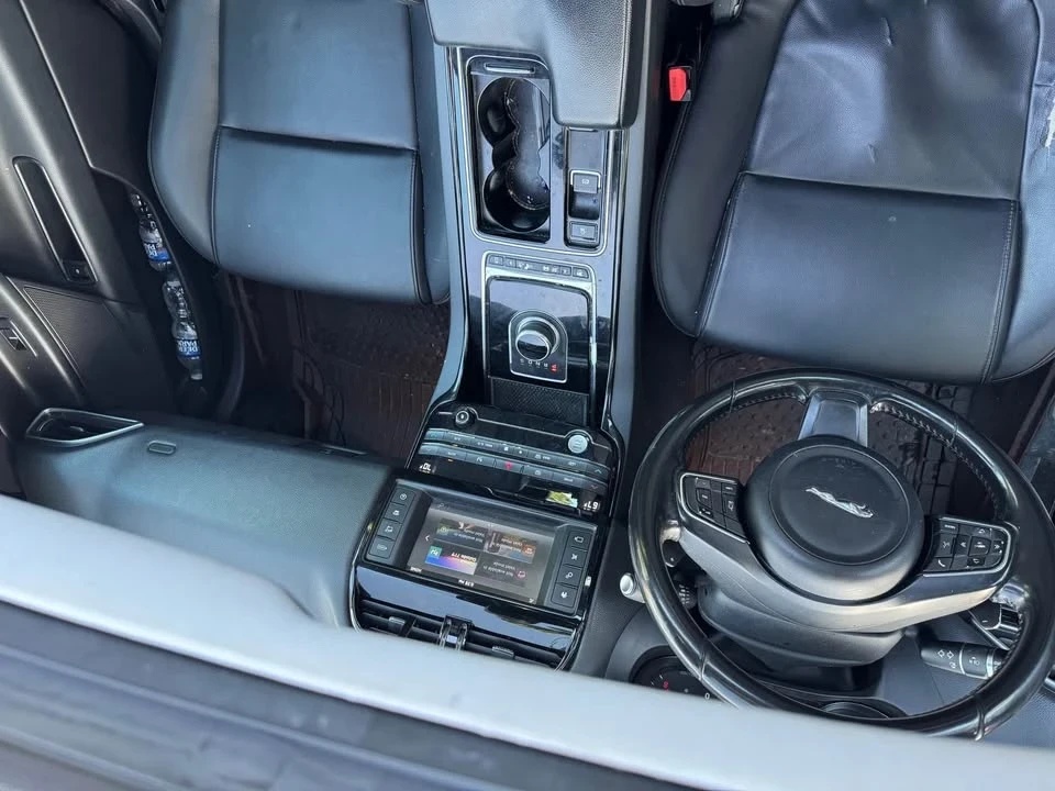 2018 Jaguar XE - Image 5 of 9