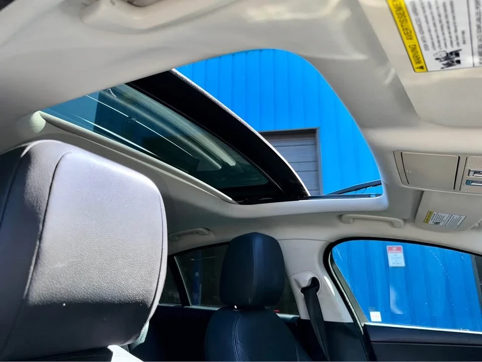 2018 Jaguar XE - Image 12 of 19