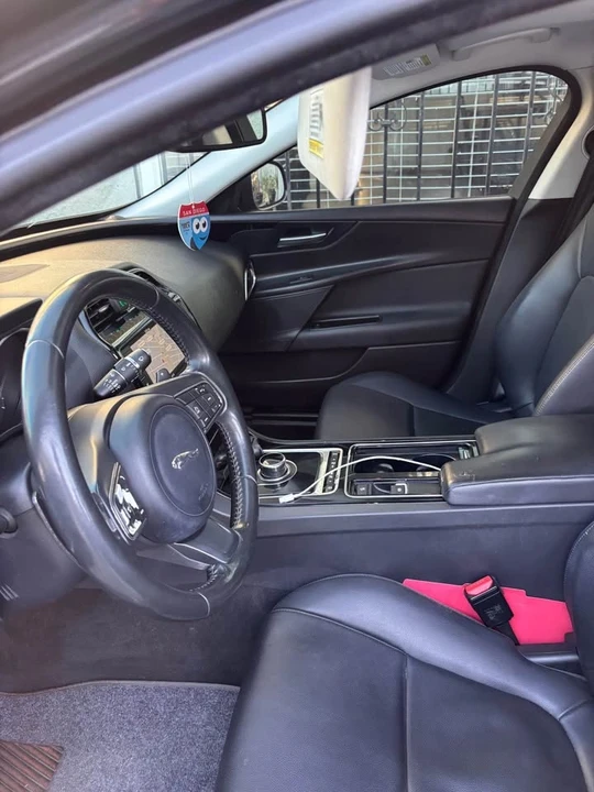 2018 Jaguar XE - Image 5 of 7