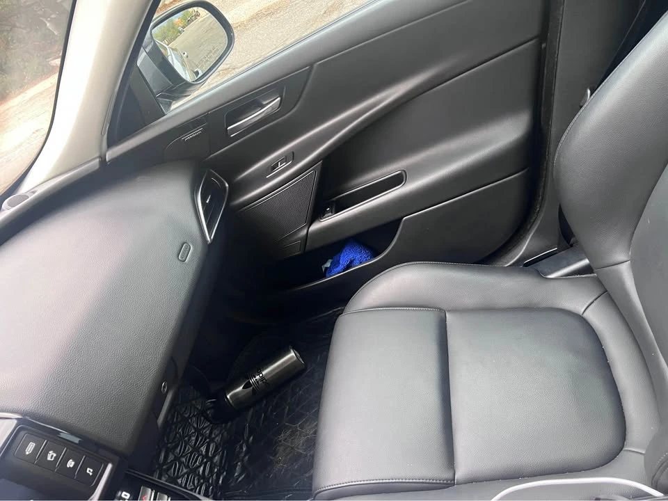 2018 Jaguar XE - Image 9 of 14