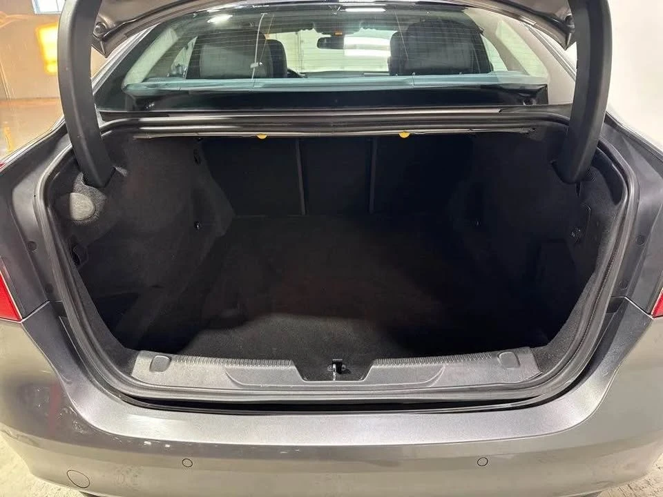 2018 Jaguar XE - Image 13 of 16