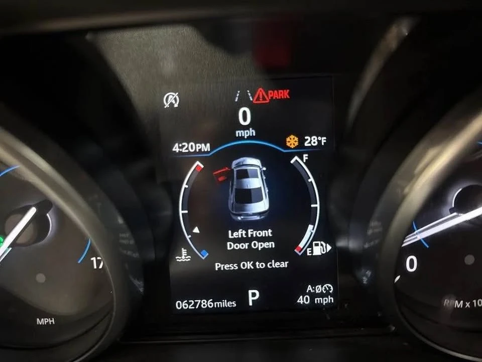 2018 Jaguar XE - Image 9 of 16