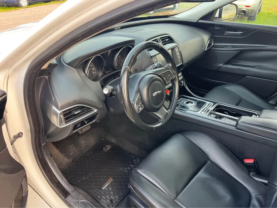 2018 Jaguar XE - Image 10 of 15