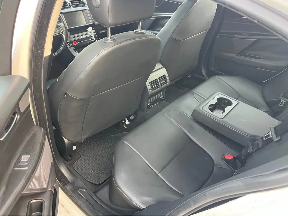2018 Jaguar XE - Image 4 of 15