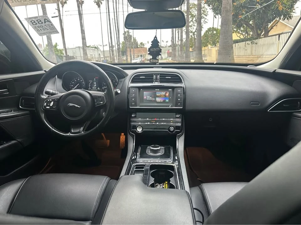 2018 Jaguar XE - Image 4 of 10