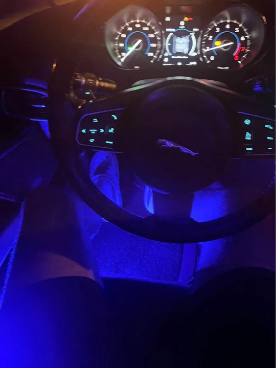 2018 Jaguar XE - Image 9 of 9