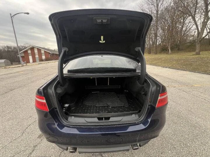 2018 Jaguar XE - Image 7 of 12