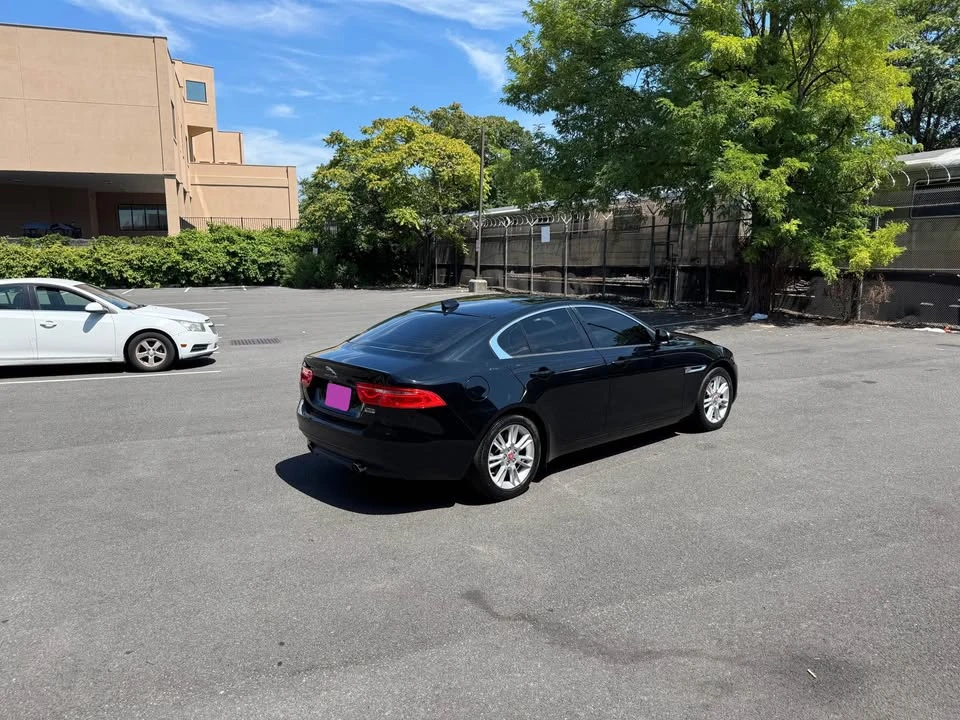 2018 Jaguar XE - Image 7 of 20