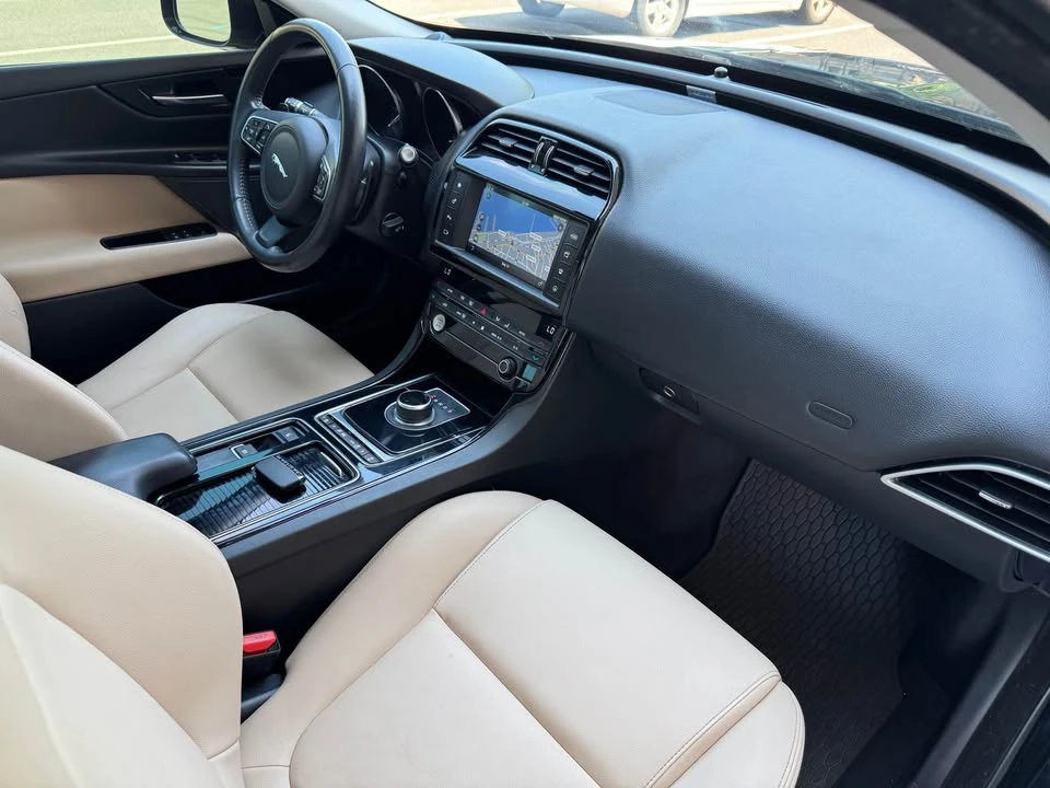 2018 Jaguar XE - Image 17 of 20