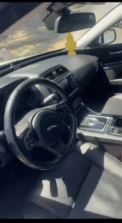 2018 Jaguar XE - Image 5 of 6