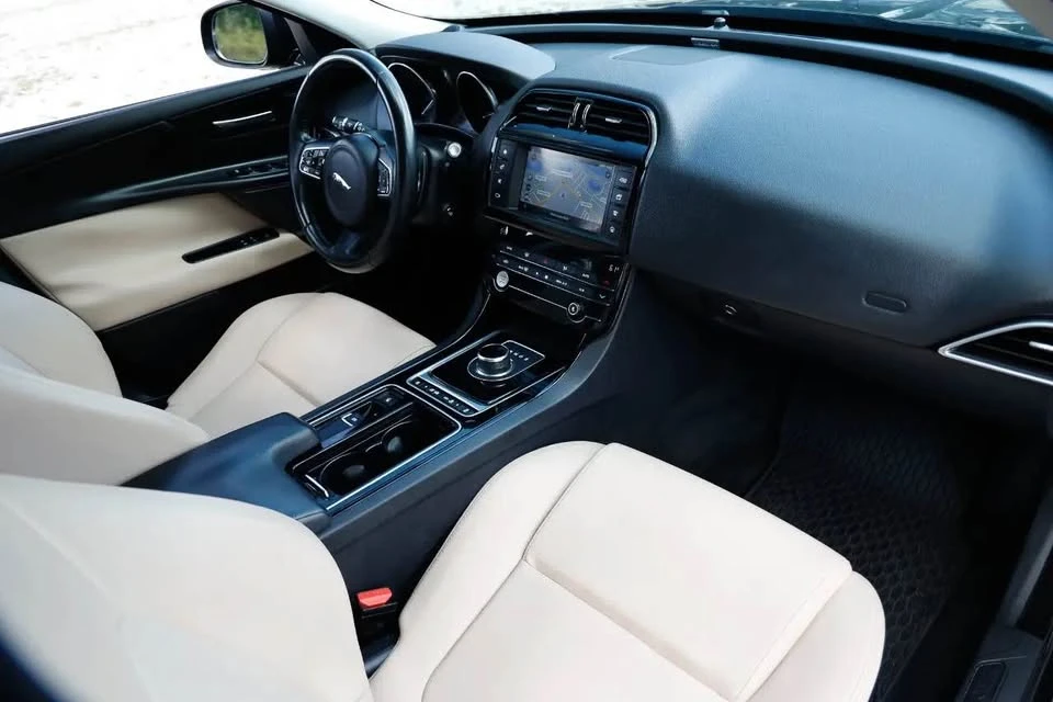 2018 Jaguar XE - Image 2 of 11
