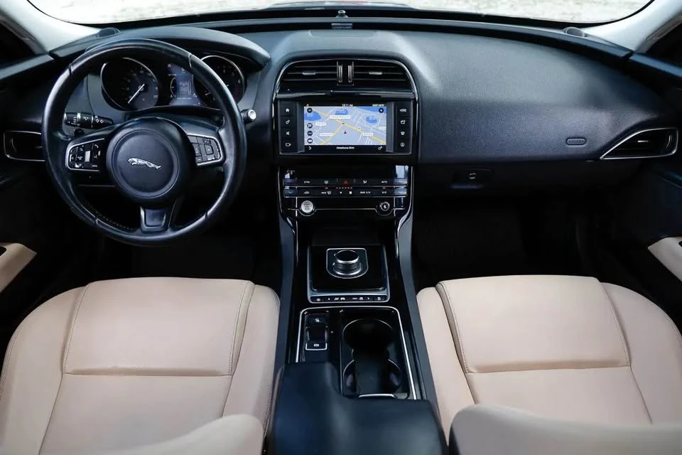 2018 Jaguar XE - Image 11 of 11