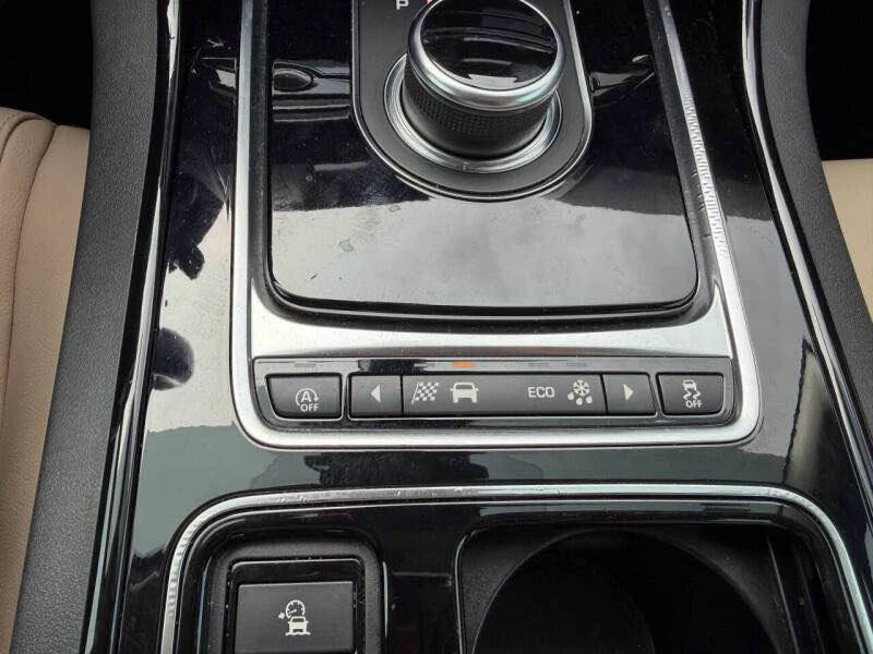 2018 Jaguar XE - Image 12 of 15