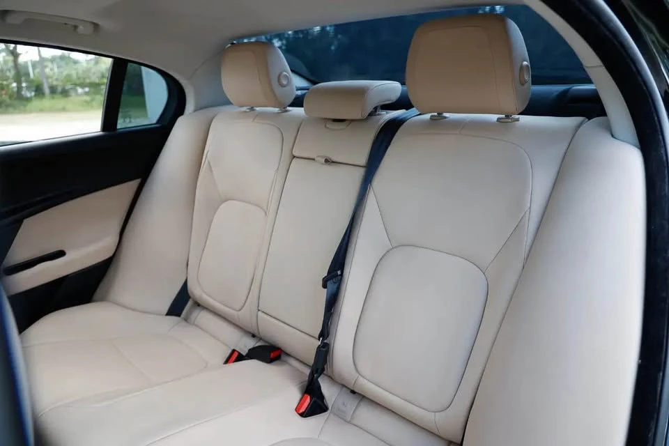 2018 Jaguar XE - Image 4 of 4