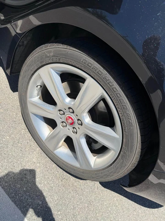 2018 Jaguar XE - Image 10 of 11
