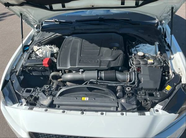 2018 Jaguar XE - Image 16 of 21