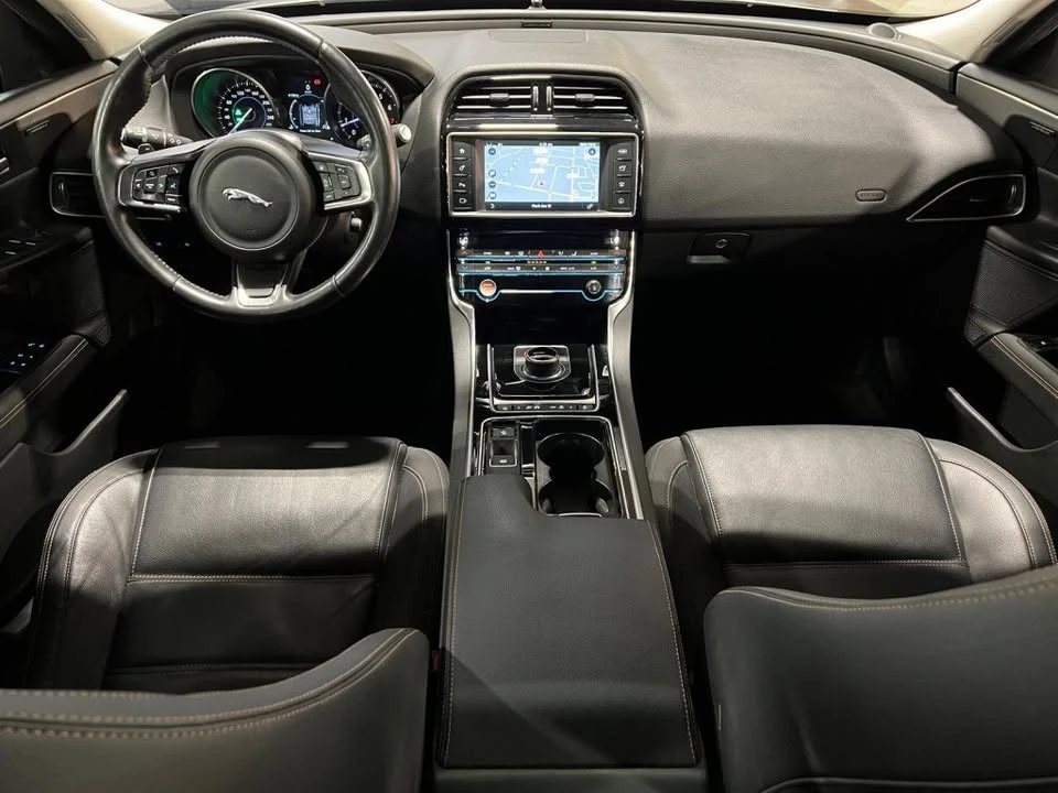2018 Jaguar XE - Image 8 of 10